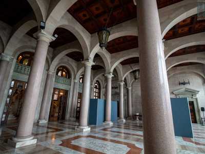 ...e ritmato da una selva di alte colonne in granito su cui insistono le arcate in pietra che reggono l�elegante cassettonato ligneo del soffitto